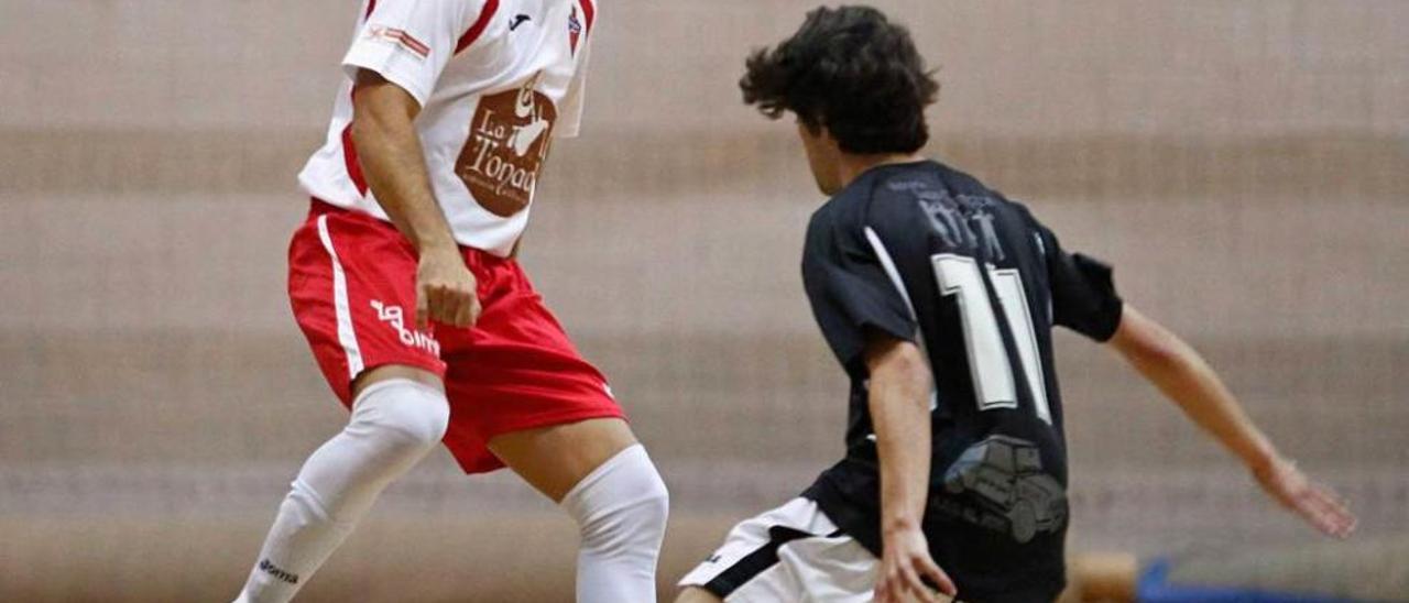 Un jugador de La Tonada trata de driblar a un rival.