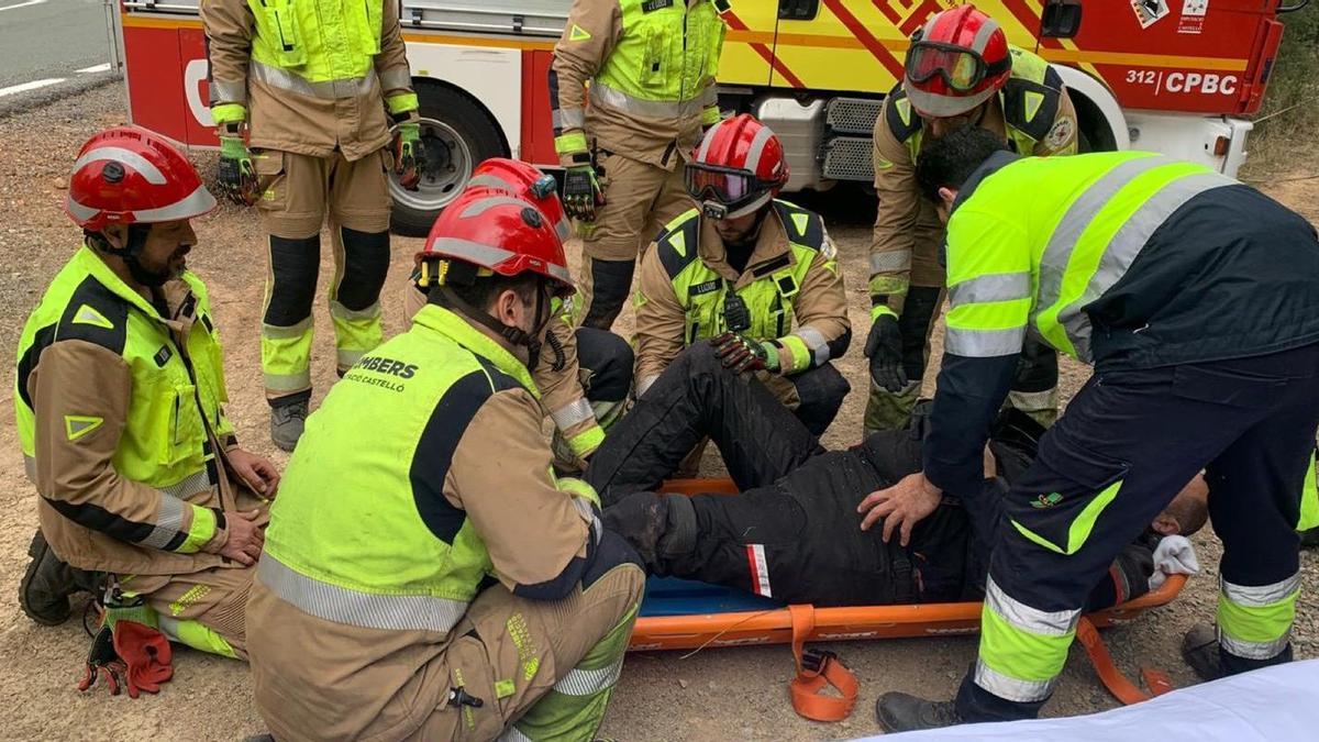 Cuerpo de bomberos mientra asisten en camilla al herido.