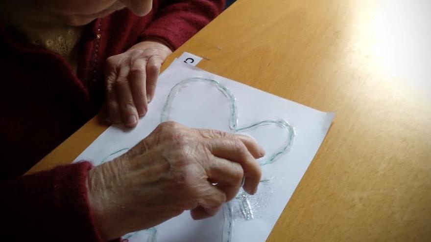 Una paciente de Teulada crea una de las mariposas plateadas