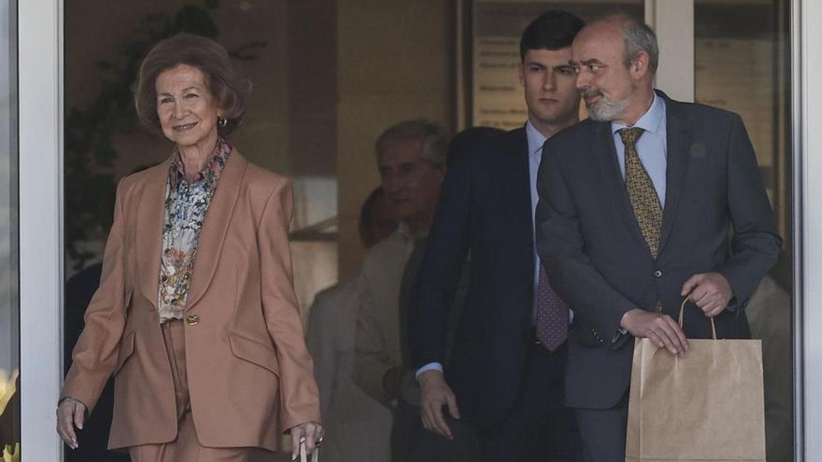 La reina Sofía recibe el alta hospitalaria y dice que está nueva