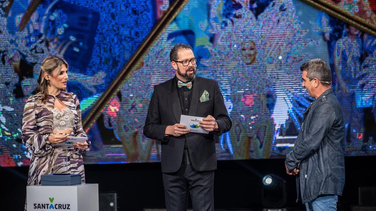 Los maestros de ceremonia, Alexis Hernández y Laura Afonso, hablan con el presidente de Tropicana de Candelaria