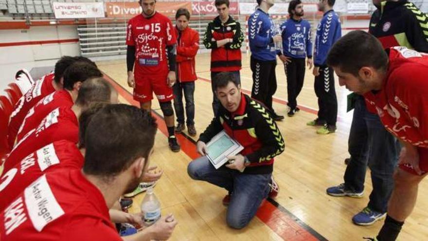 Sergio Cotelo da instrucciones a su equipo en un tiempo muerto.