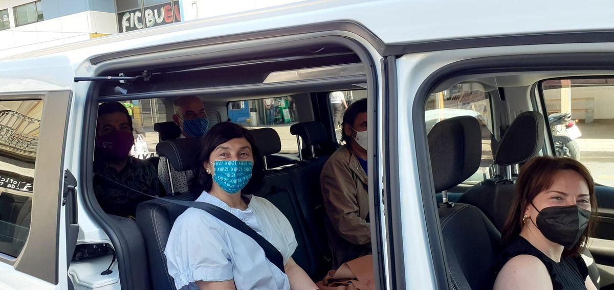 Los miembros de la corporación y los representantes vecinales viajaron juntos en un taxi desde Bueu a Santiago.