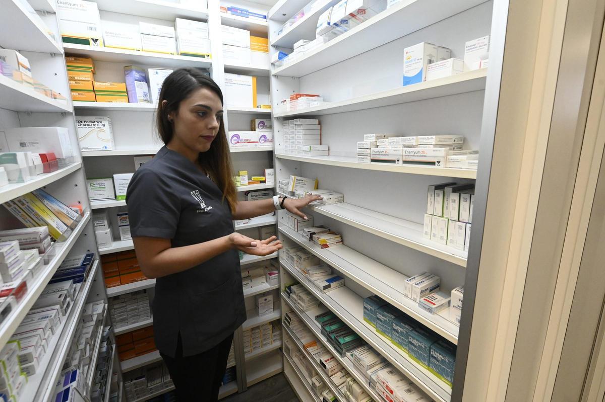 Farmacia con las estanterías a medio gas.