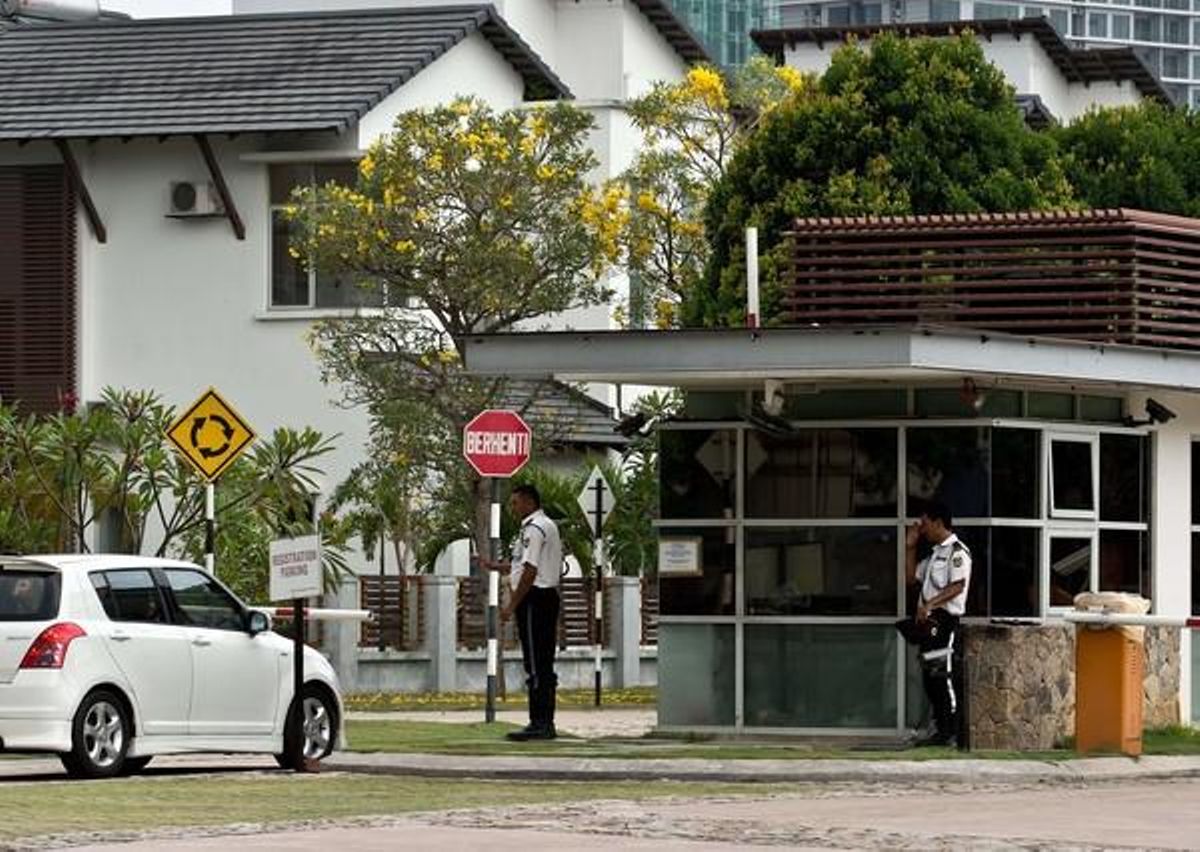 Agents de seguretat, a l’entrada del complex residencial on viu el pilot de l’avió malaisi, aquest diumenge als afores de Kuala Lumpur.
