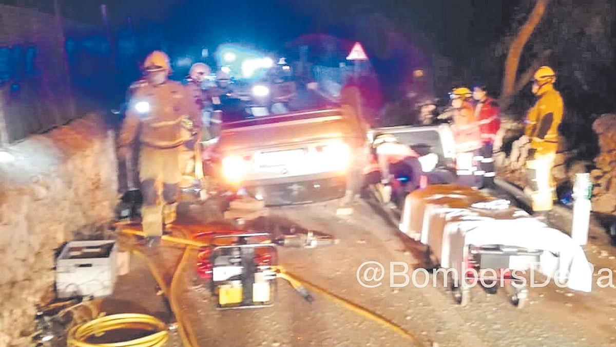 Los Bombers, durante la asistencia en el accidente de la Carretera Vieja de Bunyola.