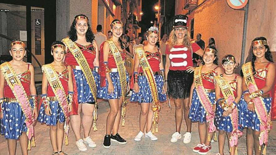 Un carnaval veraniego llena de alegría las calles de Vall d’Alba