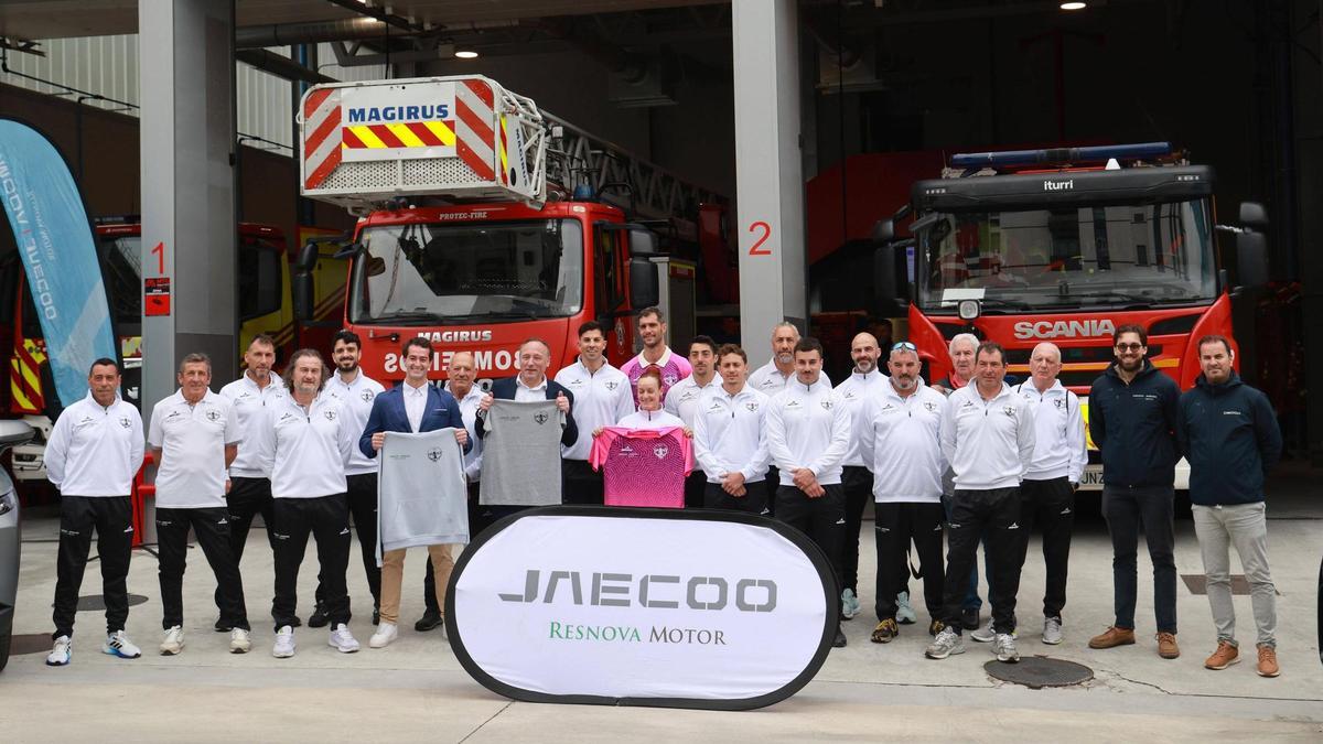 Los componentes de los equipos, con los representantes de sus patrocinadores.