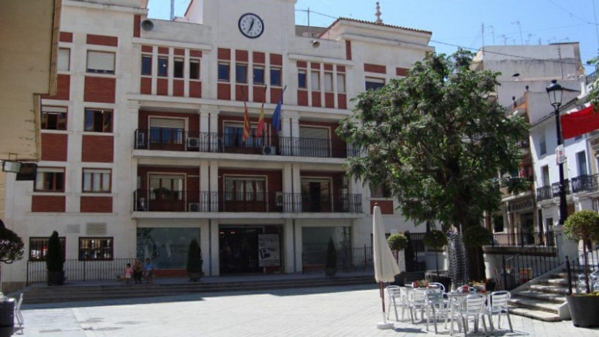 La plaza del Ayuntamiento con el consistorio de Chiva de fondo.