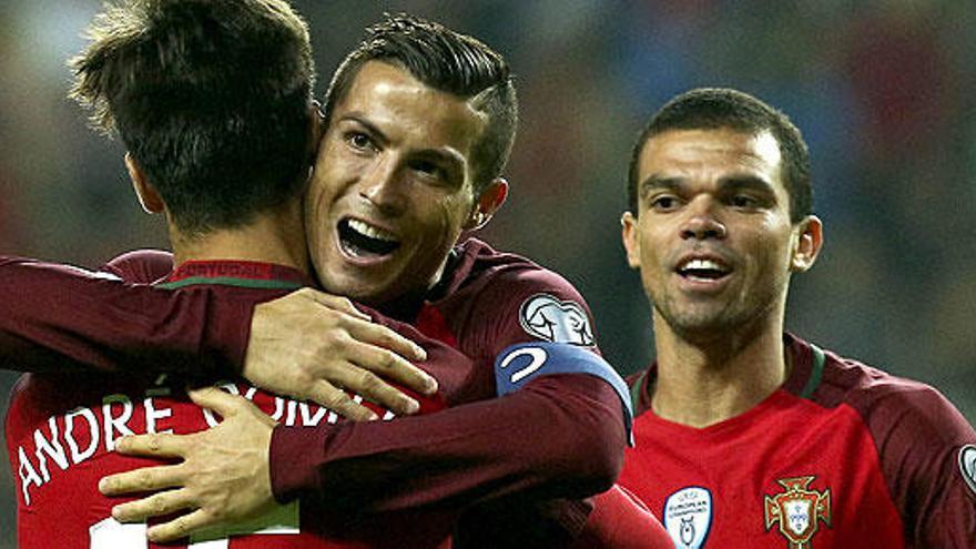 Cristiano Ronaldo celebra un gol con André Gomes.