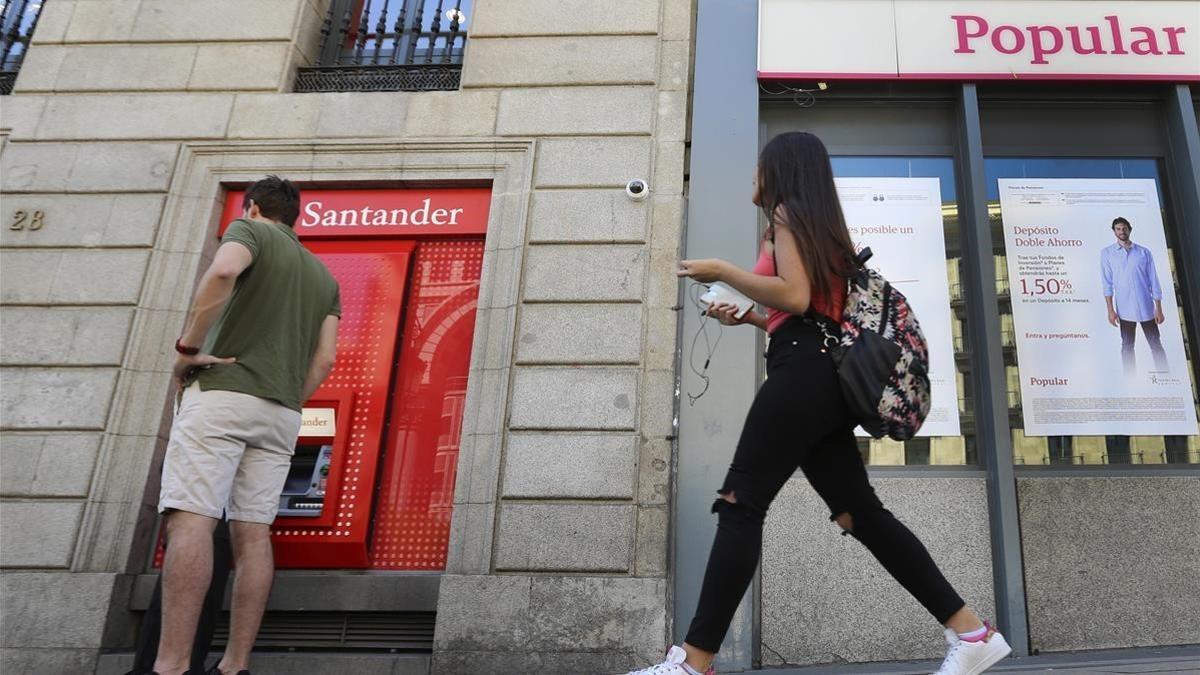 fsendra38778551 madrid 07 06 2017 oficina del banco santander junto a una de170808175025