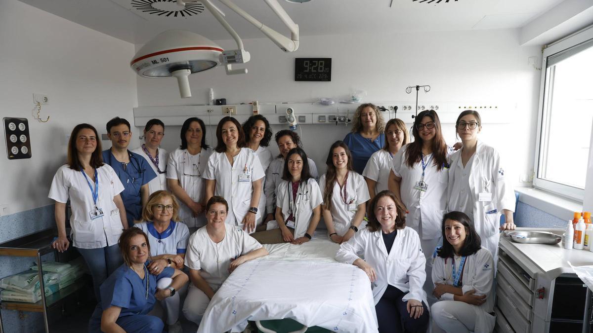 Foto de equipo de Obstetricia y Pediatría donde están: Verónica Riestra, ginecóloga; David Santos, anestesista; Paula Gutiérrez, enfermera; Rosa Fuertes, supervisora de maternidad; Marta García, matrona; Noemí Riera, ginecóloga; Paula Muñiz, matrona; Concesa Rodríguez, ginecóloga; Mireia Arroyo, jefa de Pediatría; Lucía Felgueroso, matrona; Alejandra Núñez, TCAE; Saray Fernández, TCAE; Carla García, matrona; María Martínez, ginecóloga; Silvia Gutiérrez, celadora; Purificación García, limpiadora; Aida González, pediatra, y Beatriz Lastra, pediatra.