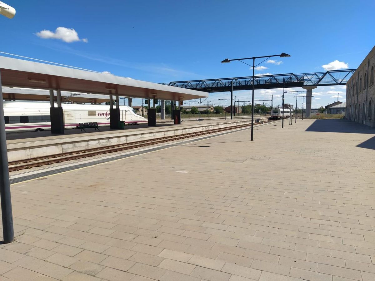 El tren regional, al fondo, parado en la estación de Zamora tras el accidente