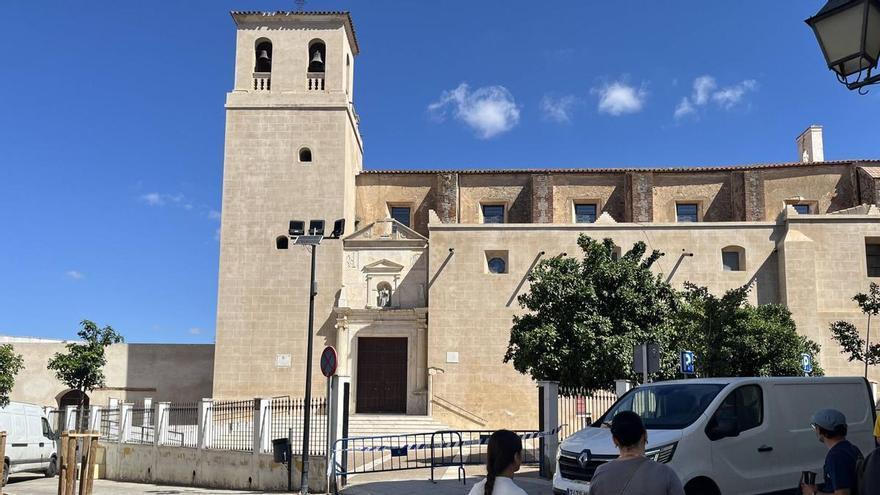 El Ayuntamiento de Badajoz retira la puerta del atrio de la iglesia de San Agustín para reabrir este espacio público