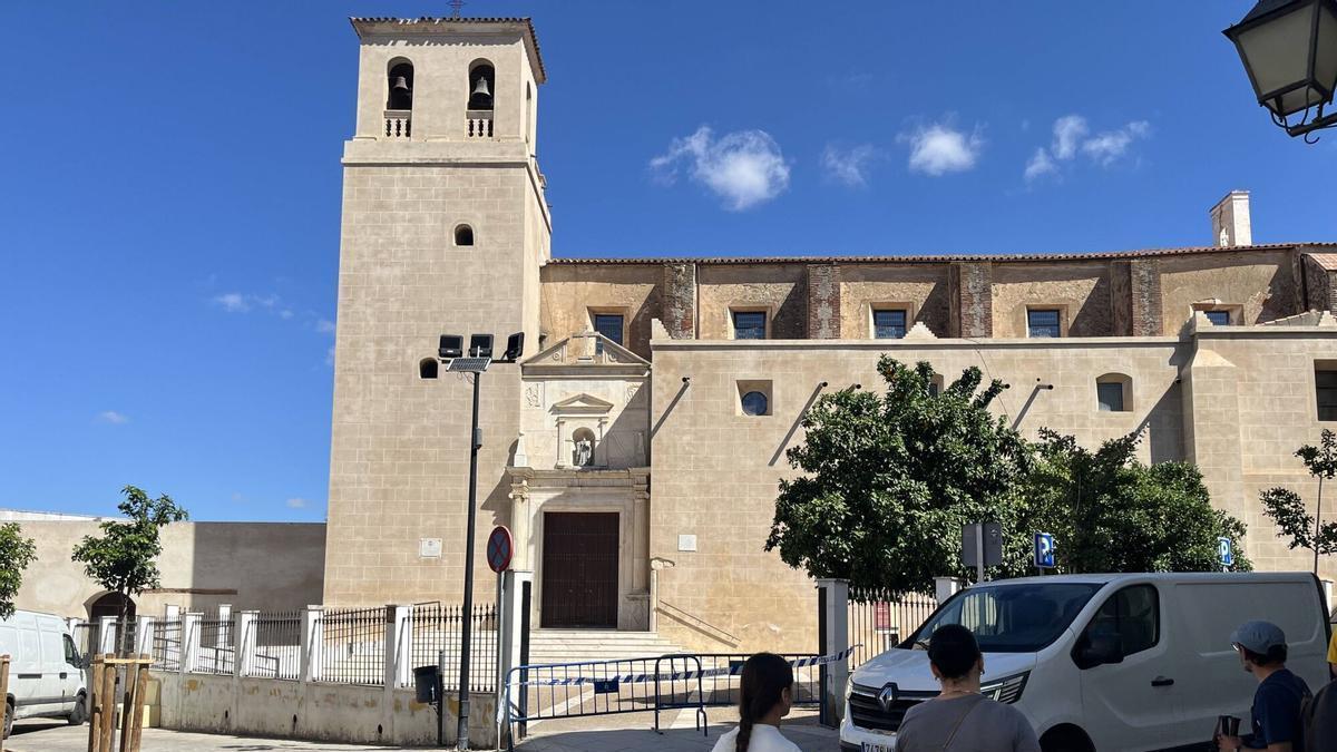 Los operarios del ayuntamiento han retirado en la mañana de este martes la puerta del atrio de San Agustín de Badajoz.