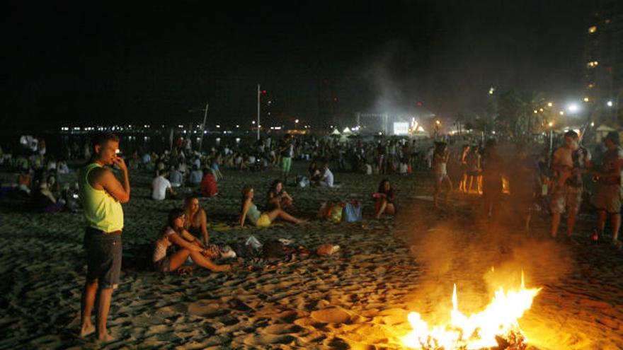 La playa de La Malagueta, como la mayoría de la capital y la provincia, se llenó para disfrutar la noche de San Juan con no demasiadas hogueras pero sí muchas ganas de fiesta.