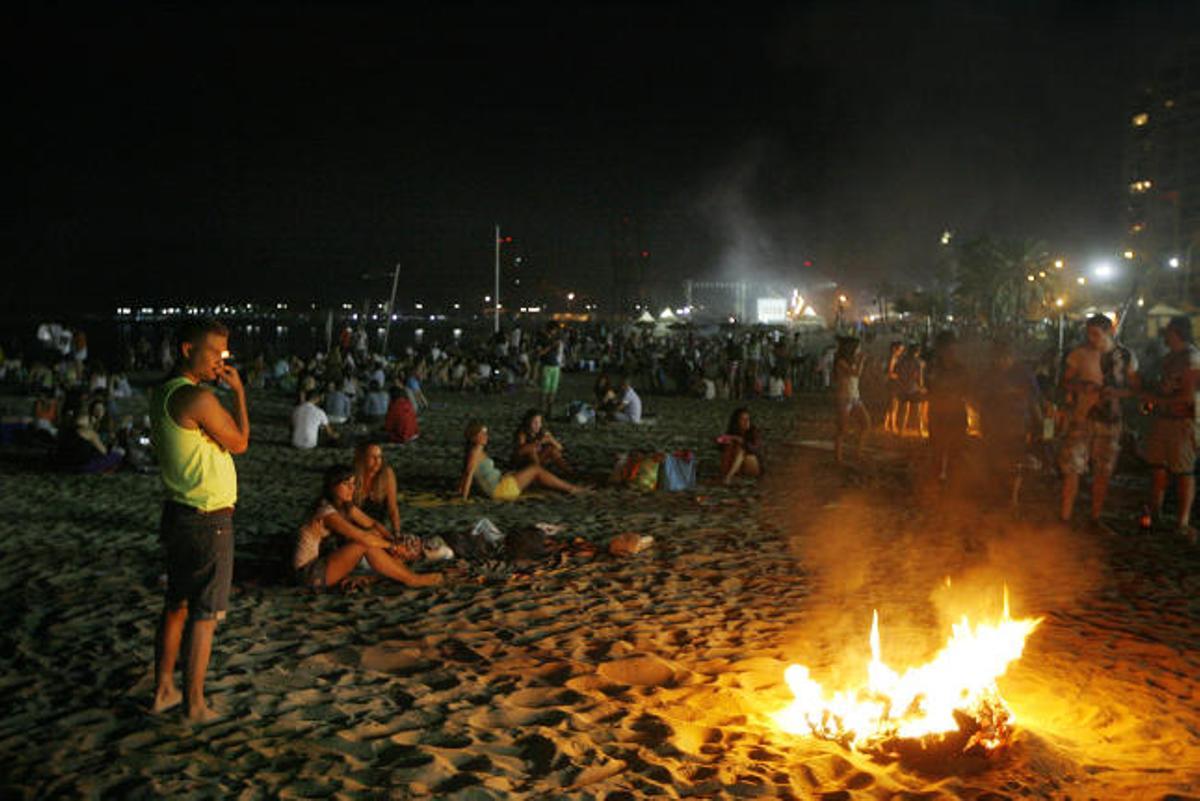 La playa de La Malagueta, como la mayoría de la capital y la provincia, se llenó para disfrutar la noche de San Juan con no demasiadas hogueras pero sí muchas ganas de fiesta.