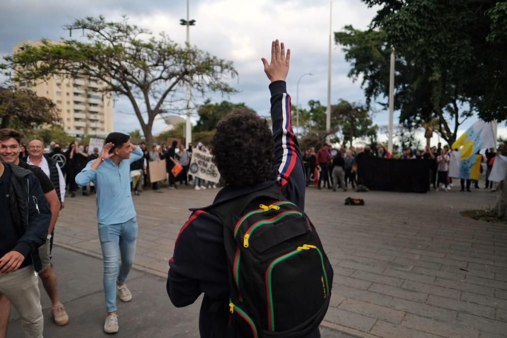 Insultos a la entrada del mitin de VOX en Santa Cruz de Tenerife, abril de 2019