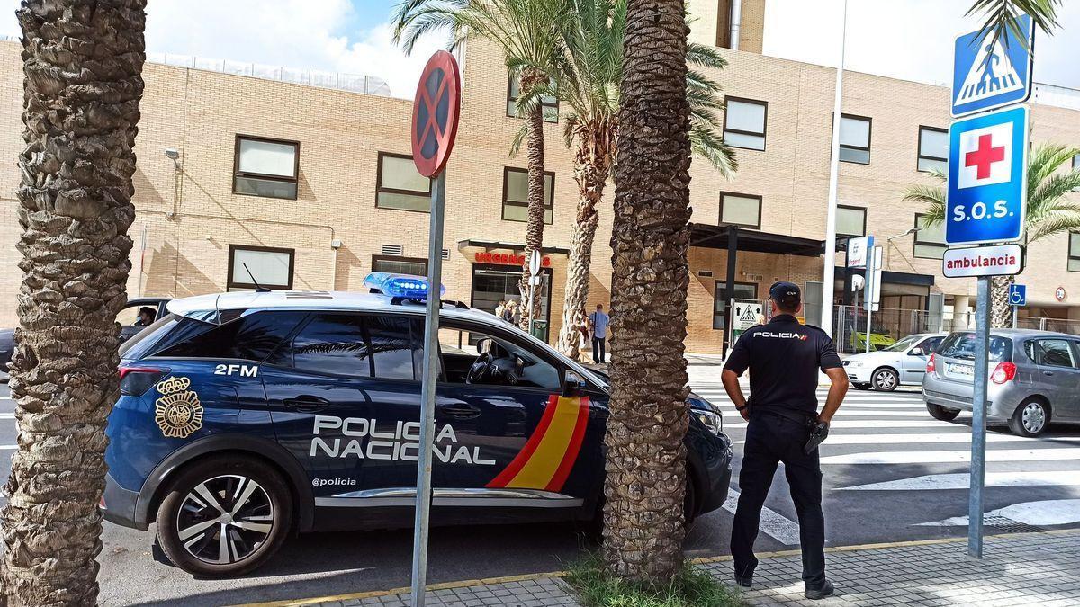 Un vehículo de la Policía Nacional delante del servicio de Urgencias del Hospital de Elche, en imagen de archivo.