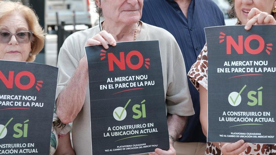 Vecinos del Mercat Nou recogen firmas contra el traslado del mercado