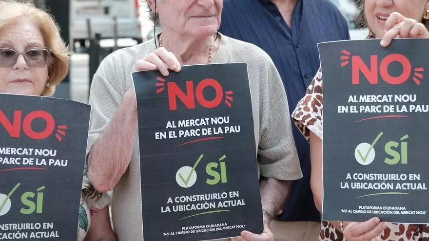 Vecinos del Mercat Nou recogen firmas contra el traslado del mercado