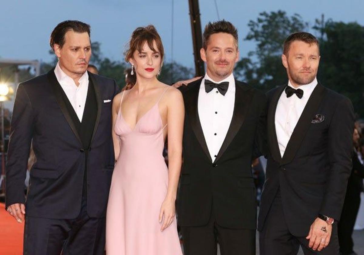 Johnny Depp, Dakota Johnson, Scott Cooper y Joel Edgerton en el estreno de 'Black Mass' en el Festival de Venecia