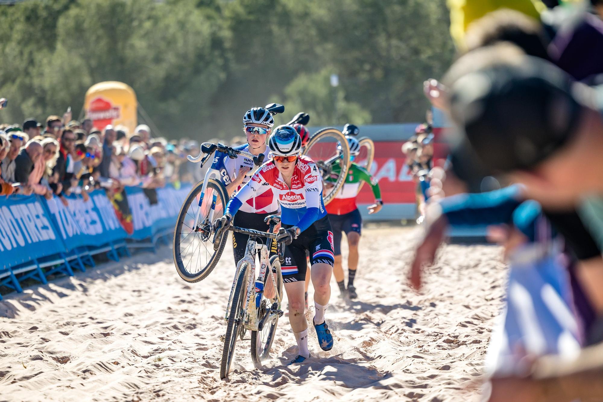 Apoteósico mundial de ciclocross de Benidorm: Van der Poel derrota a Van Aert.