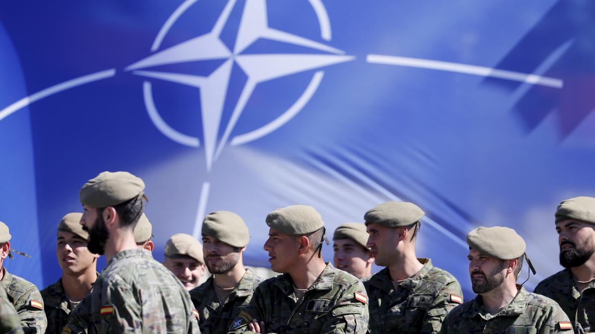 Militares españoles participan en un acto de la OTAN en la base de Adazi, en Letonia.