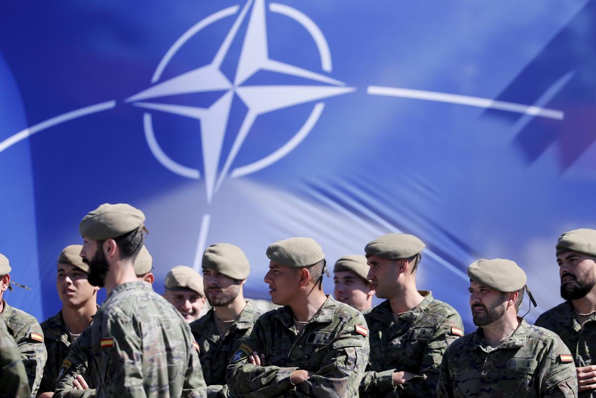 Militares españoles participan en un acto de la OTAN en la base de Adazi, en Letonia.
