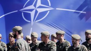 Militares españoles participan en un acto de la OTAN en la base de Adazi, en Letonia.