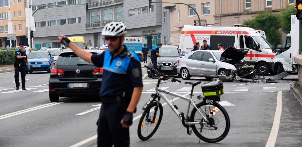 El accidente, en la rotonda de Salesianos, obligó a cortar dos carriles en sentido Monte Alto.