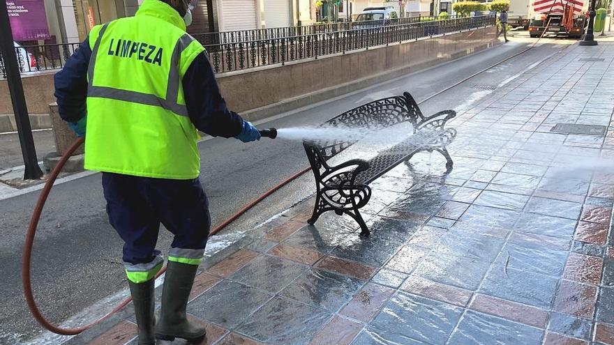 Un operario de limpieza de Fuengirola baldea una calle.