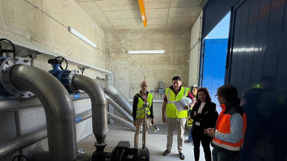 La alcaldesa de Betanzos, ayer, en una visita a la estación de tratamiento.