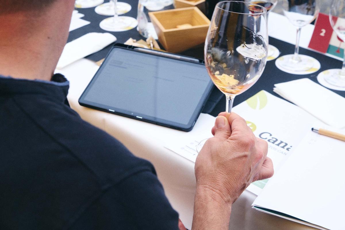 Imagen de un catador realizando unas anotaciones en una tablet.