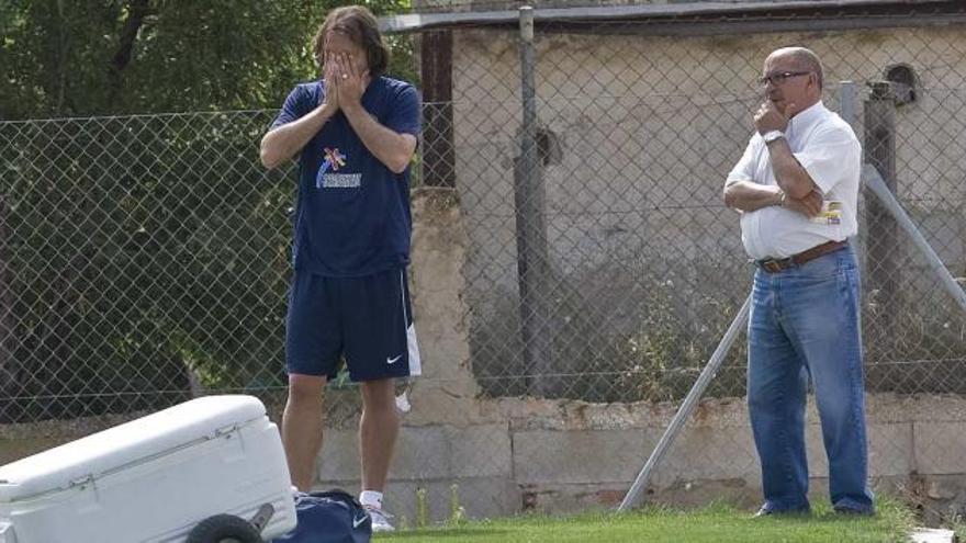 Rufete y el delegado Ángel Linares, ayer, en el campo de entrenamiento de Fontcalent.