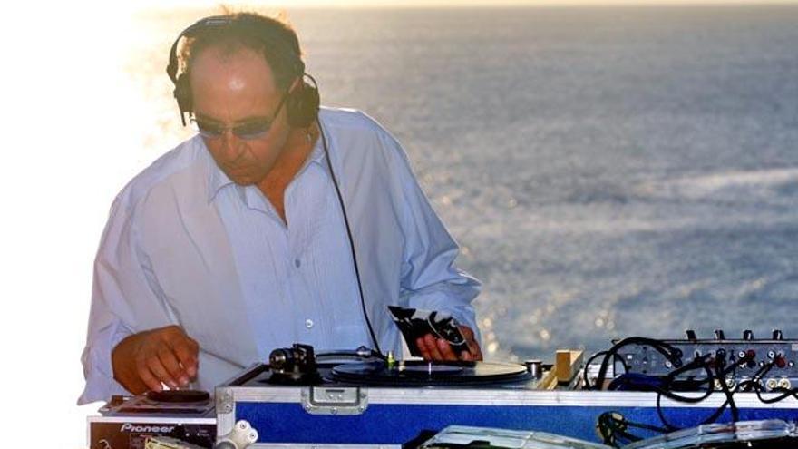 José Padilla pinchando en la puesta de sol de Sant Antoni.