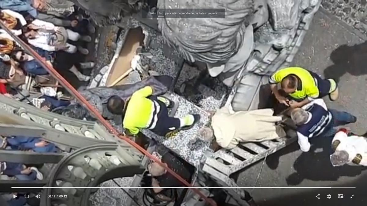 Auxilio tras el hundimiento de la carroza