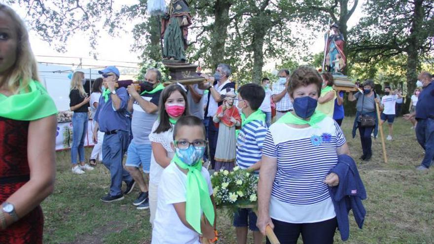 Imagen del encuentro de los santos y la Virxe de Gualupe ante la Cruz de A Grela (arriba). Unos niños portan un pequeño santo hasta la Virgen (izquierda).   | // BERNABÉ/ANA AGRA