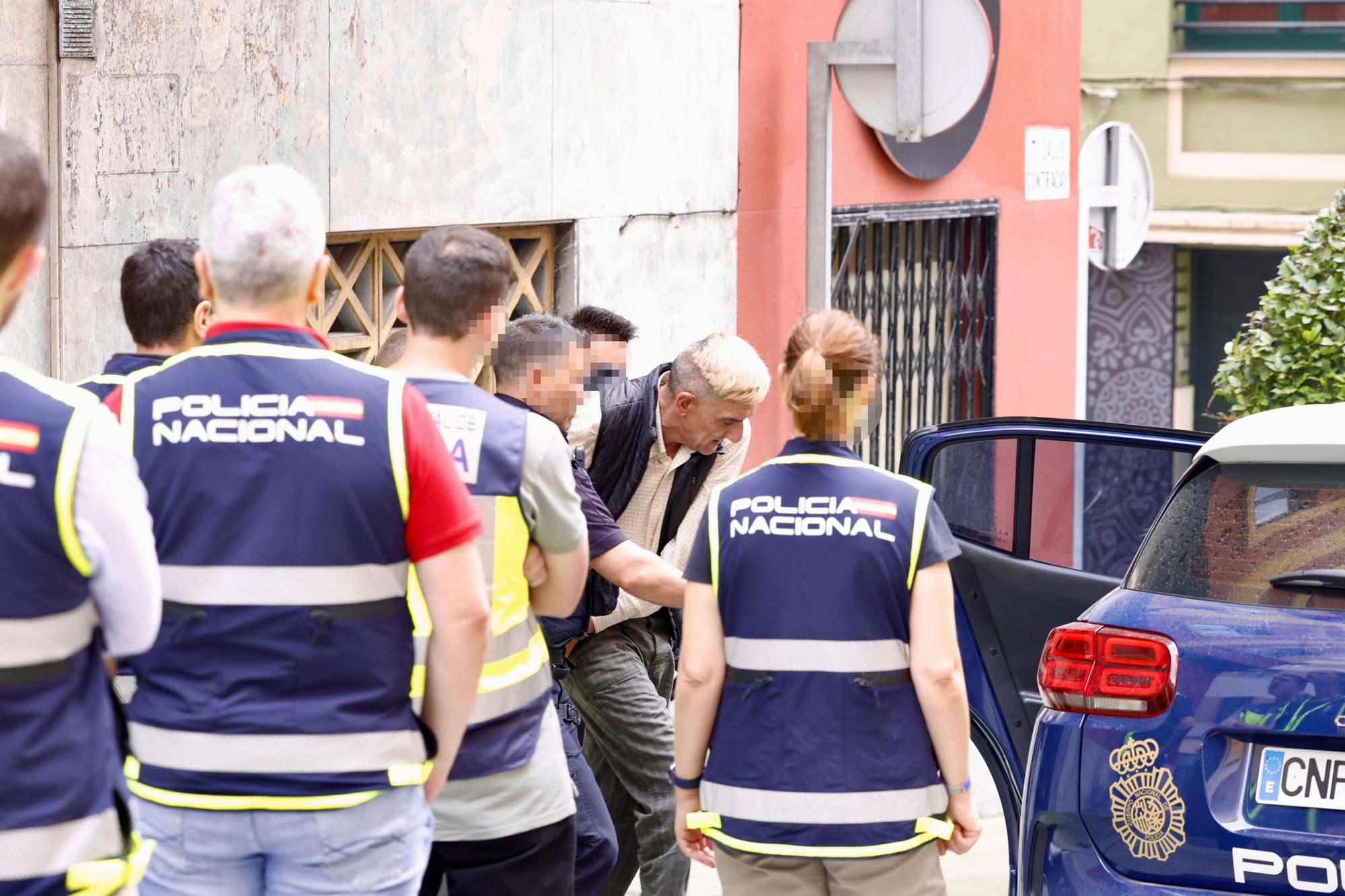 EN IMÁGENES: Hallan el cadáver de una mujer en el registro de un piso de Gijón metido en una bolsa de basura