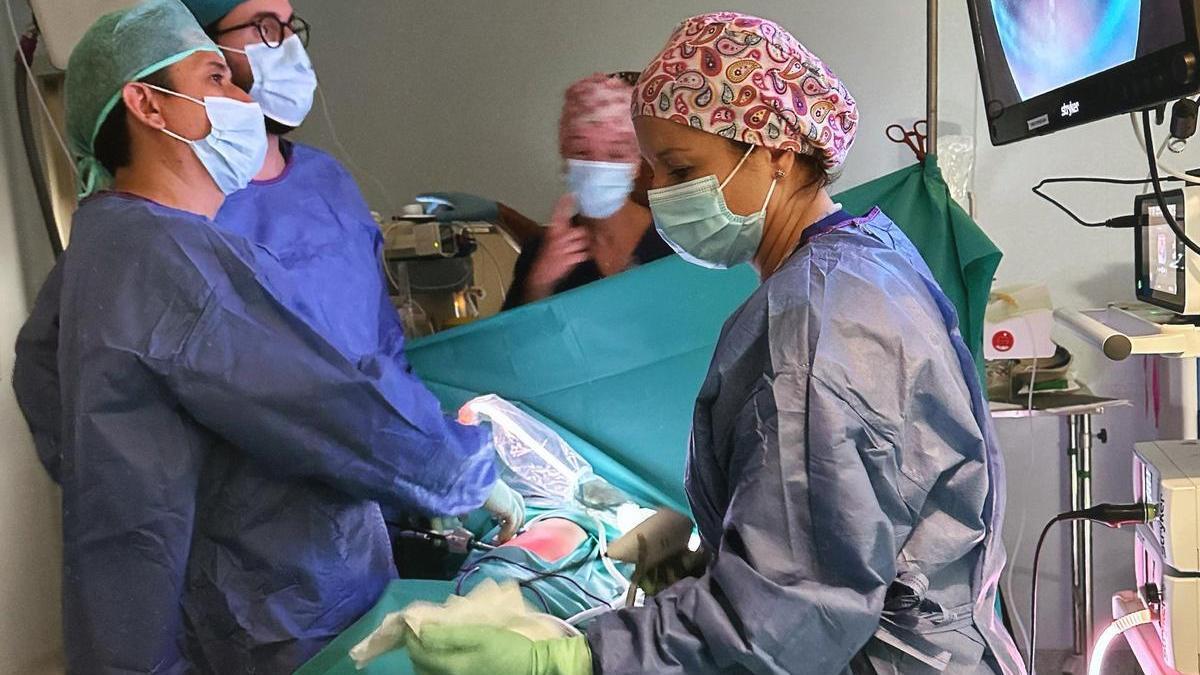 El equipo médico durante la intervención quirúrgica en el hospital Quironsalud Málaga