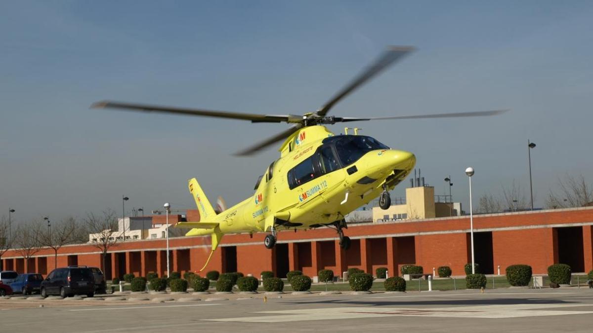 Helicóptero del Summa 112 en un helipuerto de Madrid.