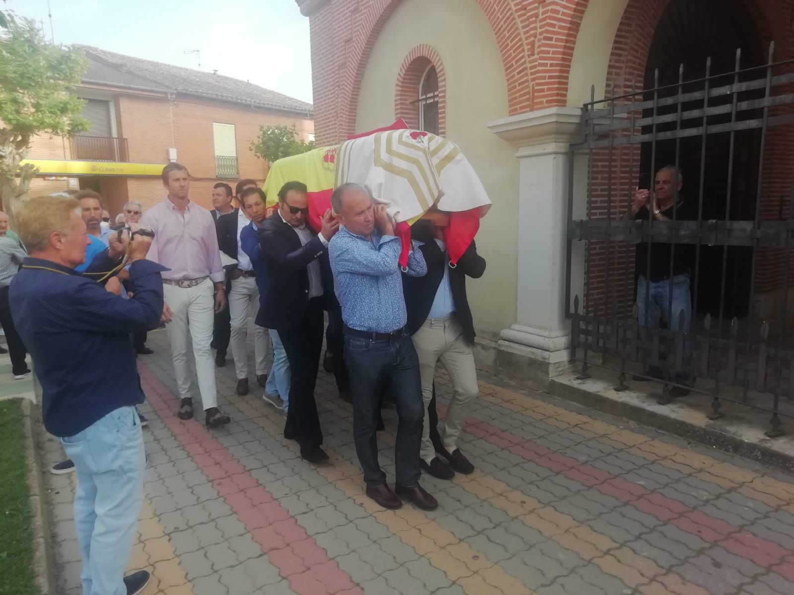 Amigos de Andrés Vázquez trasladan su féretro desde el Ayuntamiento a la iglesia de Villalpando.