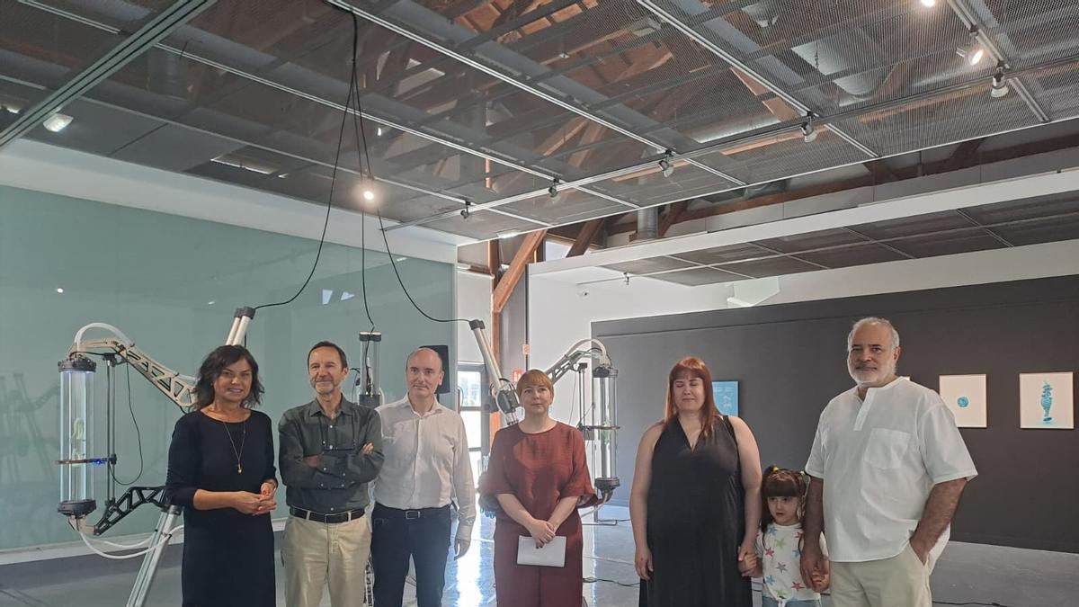 Por la izquierda, Montserrat López Moro, Jose Luis García, Pablo León, Semíramis González y los artistas, María Castellanos y Alberto Valverde
