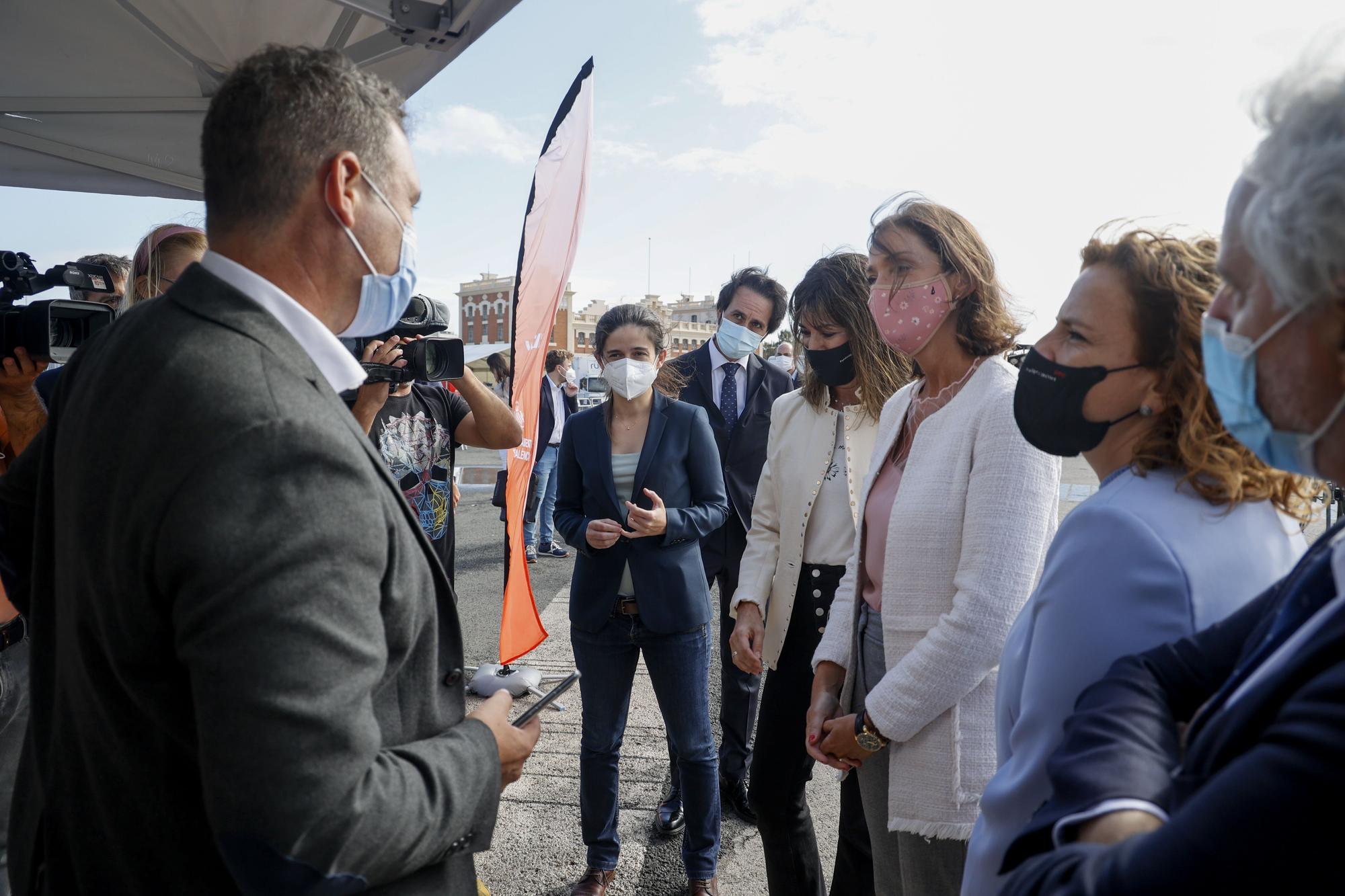 La ministra Reyes Maroto, visita la carpa de Orange y Levante-EMV, para experimentar el proyecto 5G y Turismo