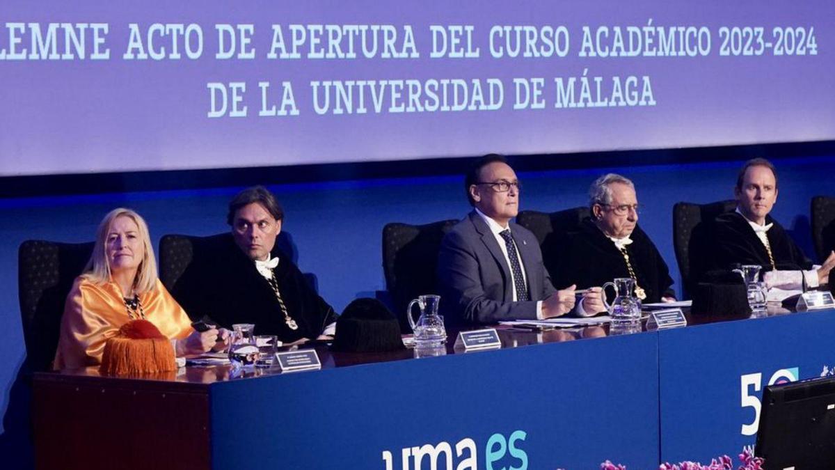 El rector de la UMA junto al consejero, en la inauguración del curso. | ÁLEX ZEA