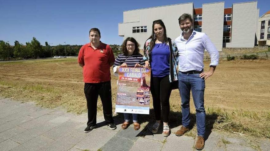 Brandido, Granja, Lois y Casares delante de la parcela elegida para el evento. // Bernabé/Javier Lalín