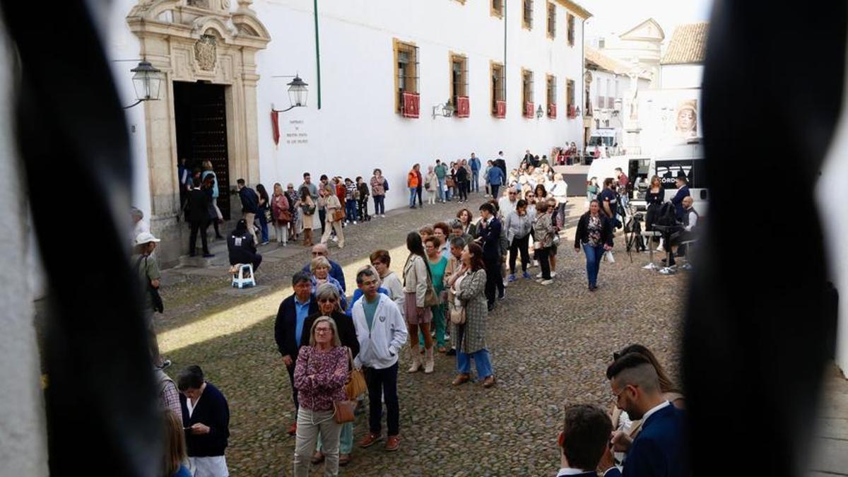 Largas colas para ver a la 'Señora de Córdoba' en la plaza de Capuchinos este Viernes de Dolores.