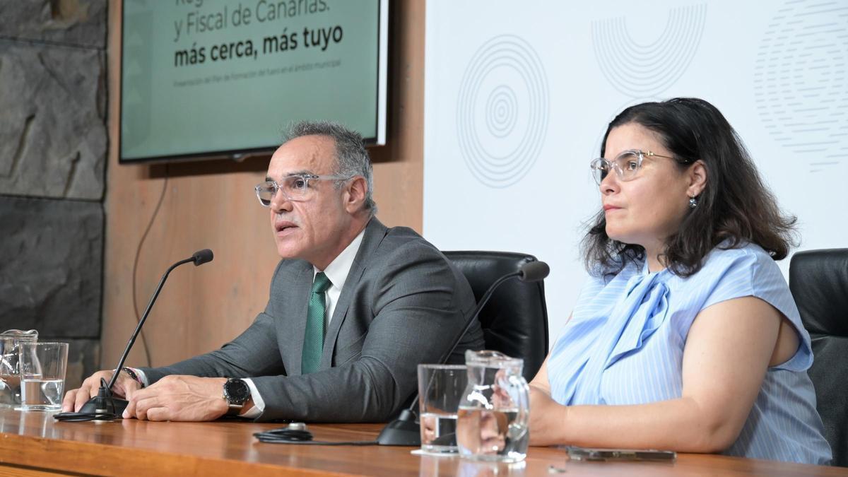 José Ramón Barrera y Mari Brito, este jueves, en el Gobierno de Canarias