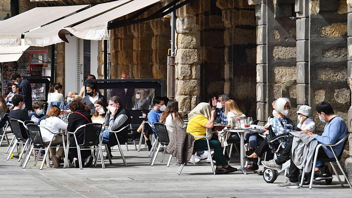 Clientes en terrazas de la Marina.   | // VÍCTOR ECHAVE