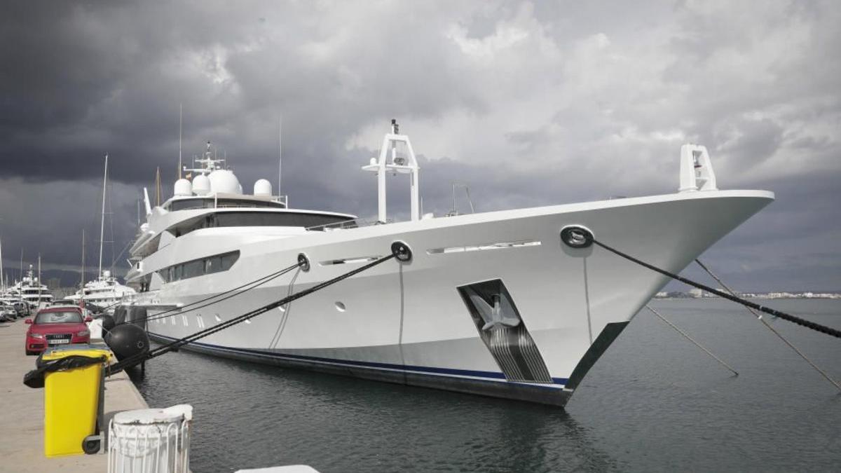 Los tripulantes del yate 'Yasmine of the Sea' del príncipe de Catar, confinados en el barco en Palma